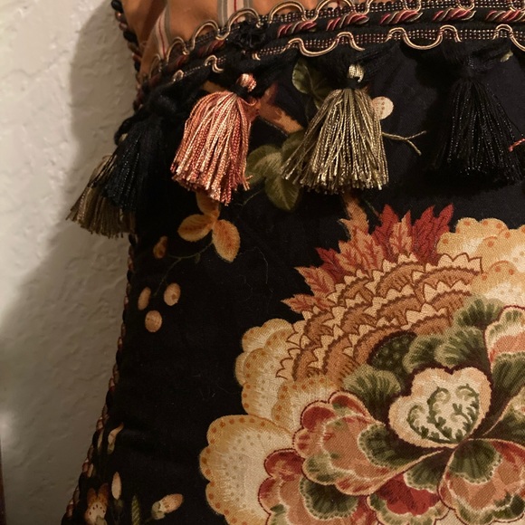 Croscill Throw Pillow approx 17x17” Bohemian style Striped on back w/11 Tassels - Picture 12 of 13